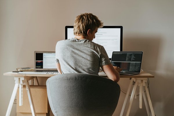 Comment les entreprises de gestion de patrimoine peuvent-elles utiliser les réseaux sociaux pour éduquer leurs clients?