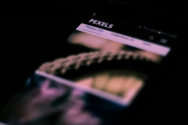 Quels sont les avantages de l'utilisation d'applications de gestion des mots de passe sur un iPhone?